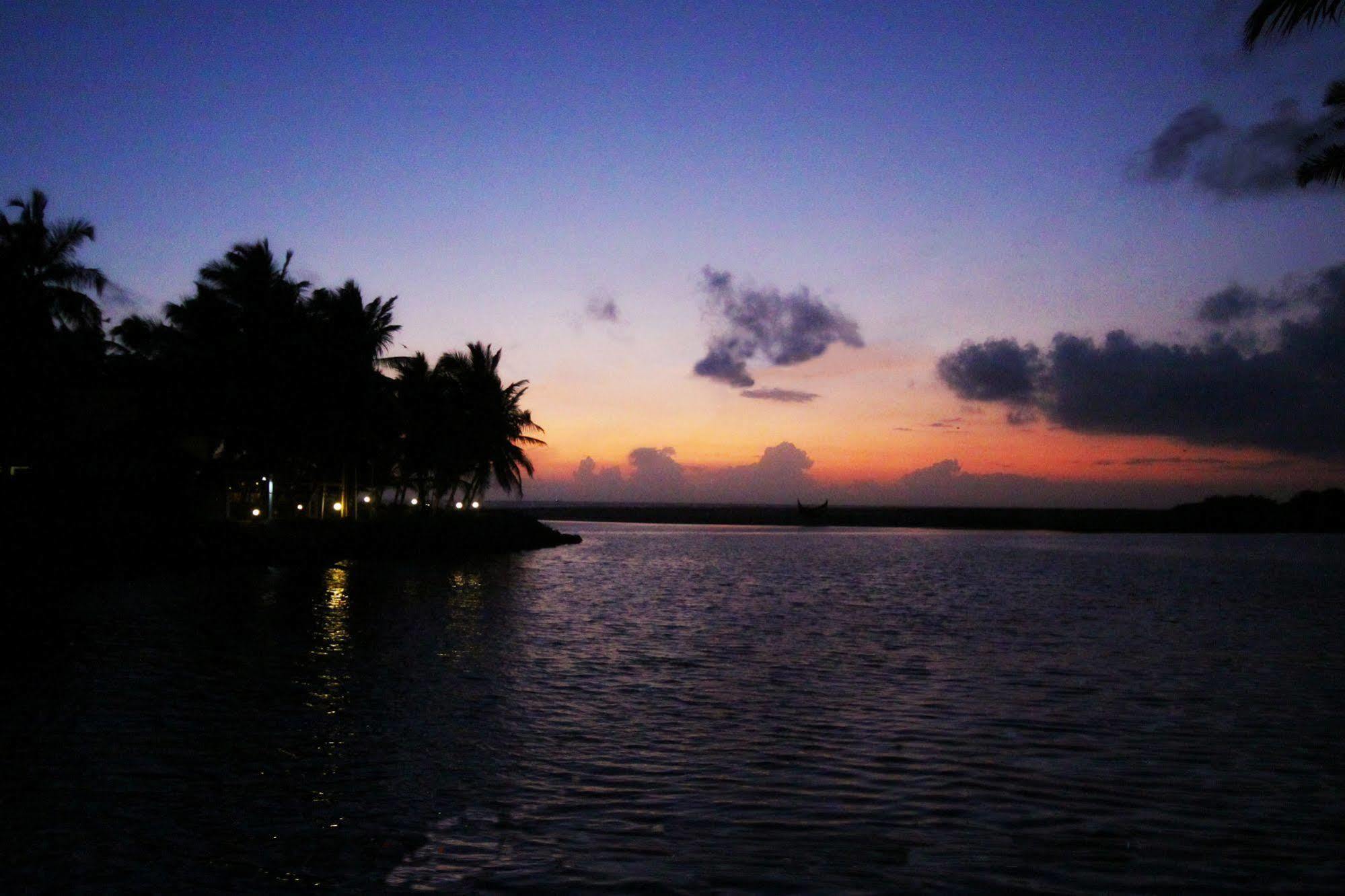 Beach And Lake Ayurvedic Resort, Ковалам Екстер'єр фото