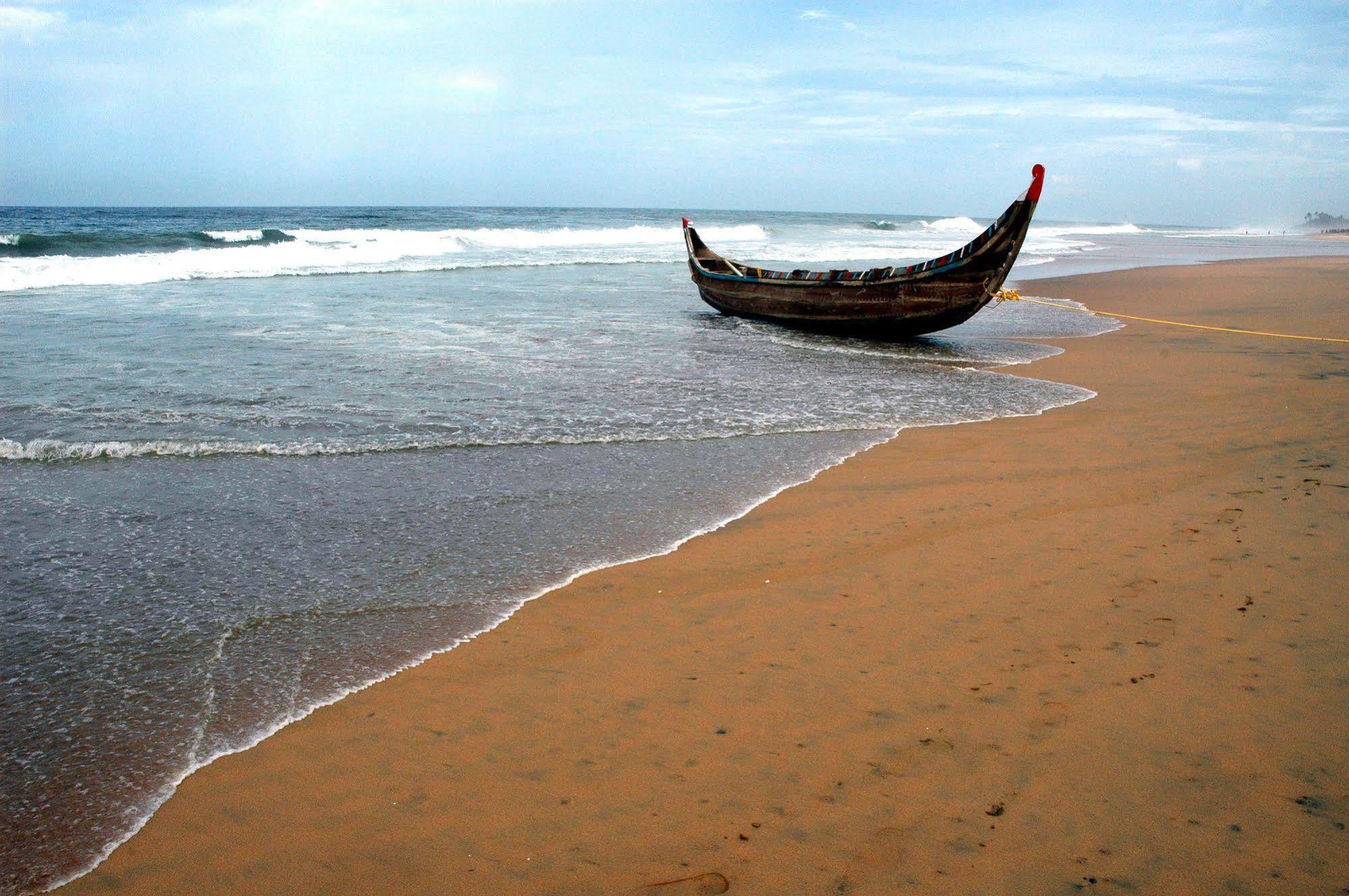 Beach And Lake Ayurvedic Resort, Ковалам Екстер'єр фото